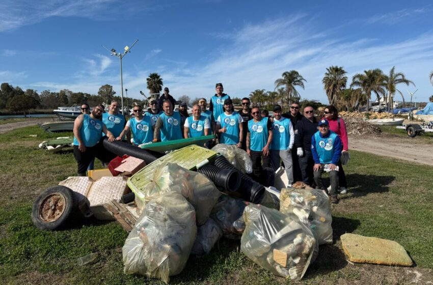  Pesca al Rifiuto, ieri la domenica ecologica alla foce del Ciane: raccolti 50 sacchi di rifiuti