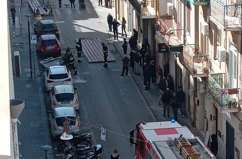  Paura in via Piave, il forte vento sradica la copertura di un terrazzo. Strada chiusa