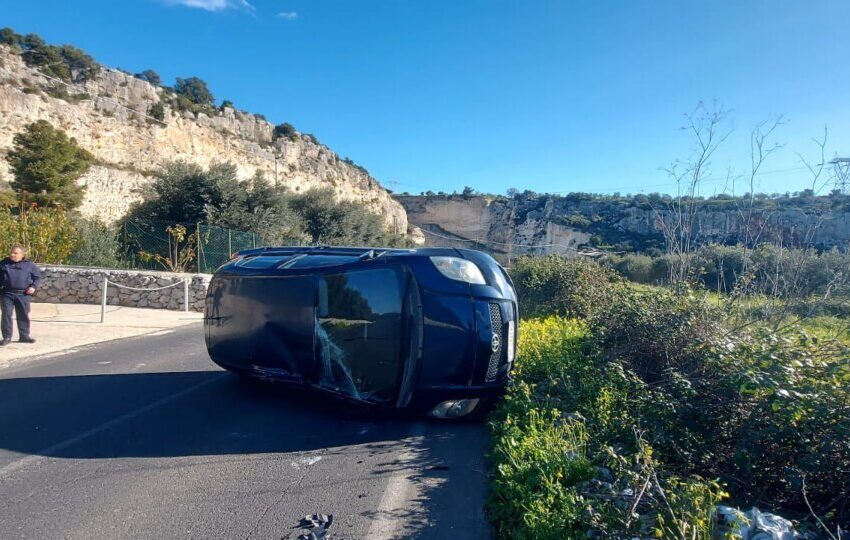  Incidente sulla Sp 25, auto si ribalta vicino al Ponte Diddino: nessun ferito