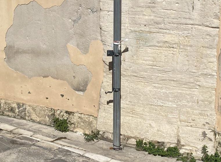  Rubati i cestini gettacarte di buona parte di Ortigia. La rabbia di Grienti: “Ladri e vigliacchi”