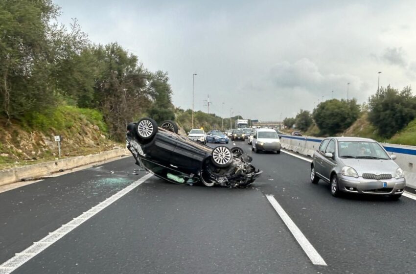 Incidente autonomo sulla statale 114, auto si ribalta nei pressi di Priolo