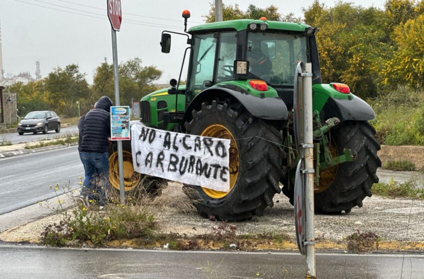  Tornano i trattori, protesta contro il caro-carburanti alle porte della raffineria