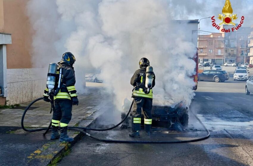  Auto in fiamme durante la marcia, intervengono i Vigili del Fuoco