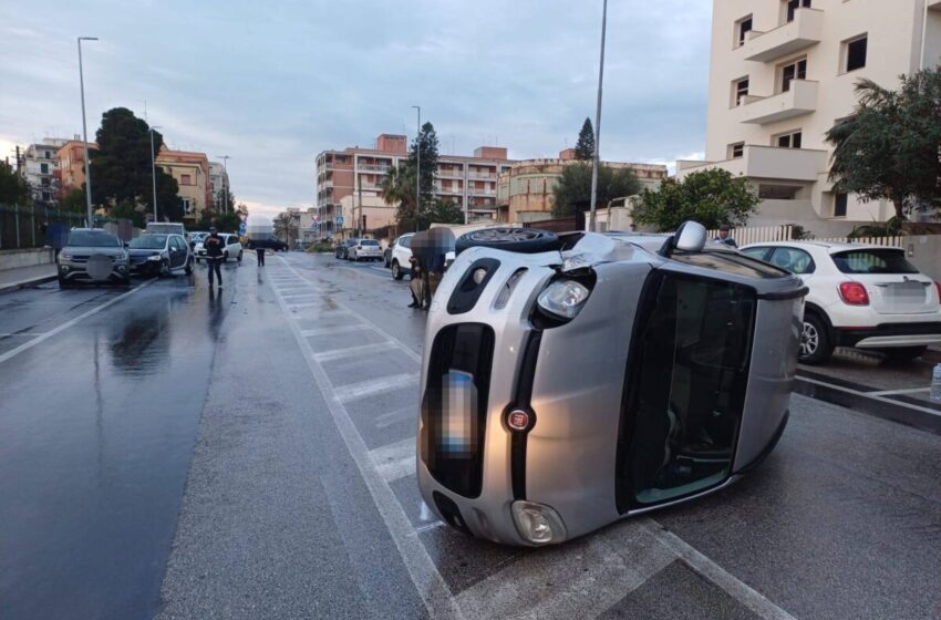  Auto si ribalta in via Puglia, coinvolte anche tre vetture in sosta