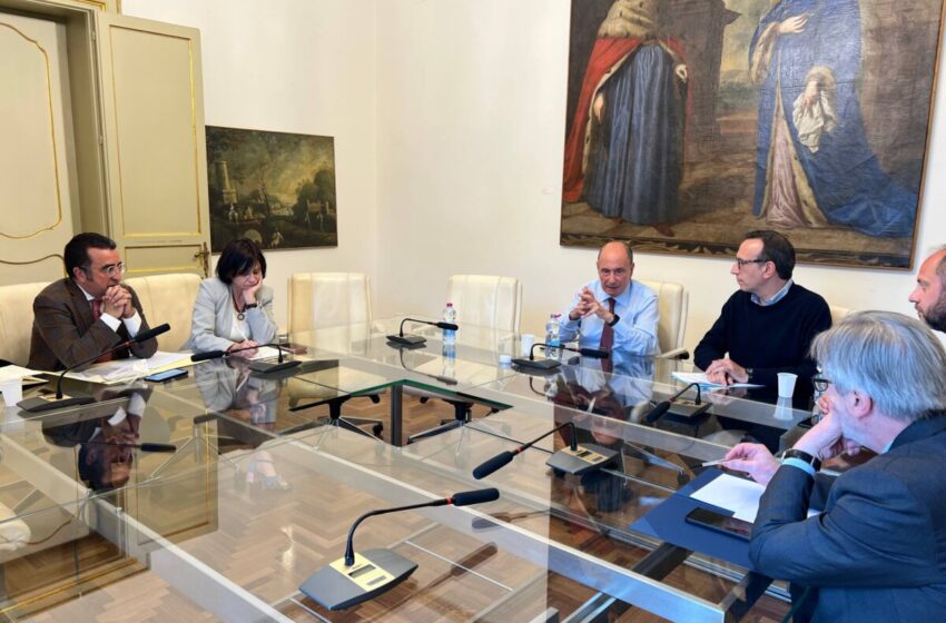  Caro carburanti, riunione a Palazzo d’Orléans: Regione alla ricerca di soluzioni