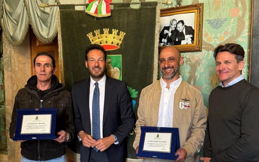  Hanno salvato una donna e la figlia tuffandosi in mare: riconoscimento del sindaco ai due eroi della porta accanto