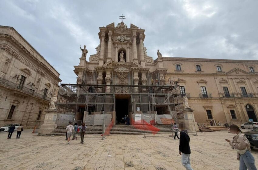  Via i ponteggi, inizia la “liberazione” della facciata della Cattedrale: lavori completati