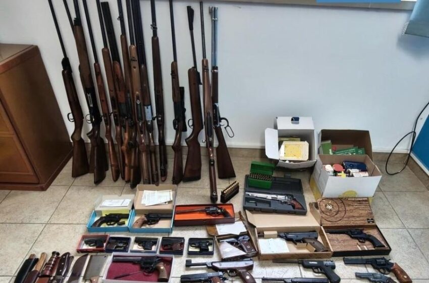  Arsenale in casa: arrestato un settantenne, sequestrate 36 armi e duemila munizioni