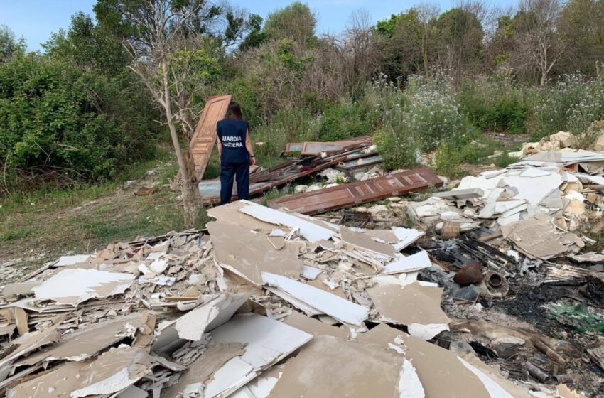  Rifiuti scaricati in una discarica abusiva, mezzo sequestrato e denuncia