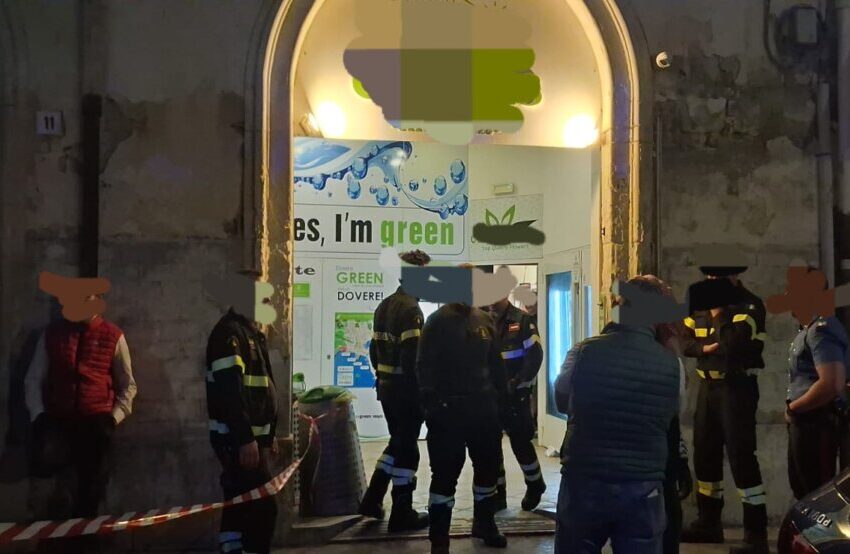  Resta incastrato nel distributore automatico, “liberato” dai Vigili del Fuoco