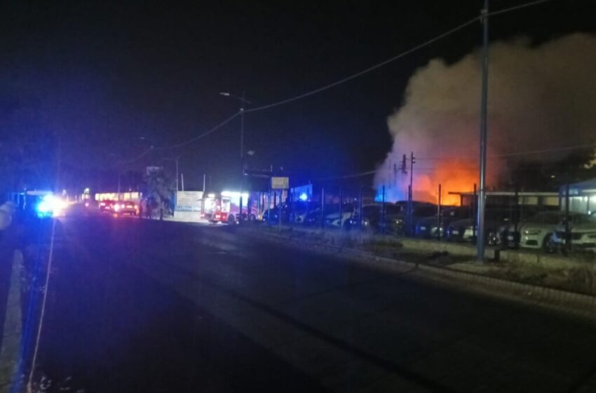  Notte di fuoco in via Elorina, fiamme all’interno di un parco auto. Non si esclude il dolo