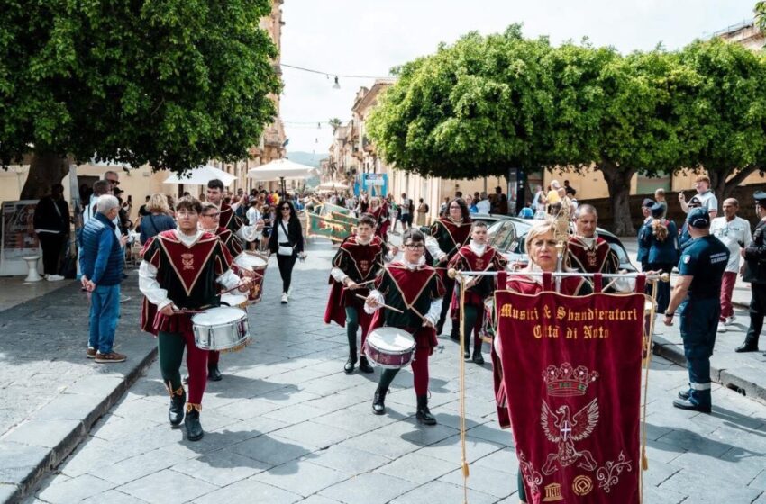  Infiorata di Noto: aperta via Nicolaci, 16 tappeti fioriti dedicati alla Cultura Pop