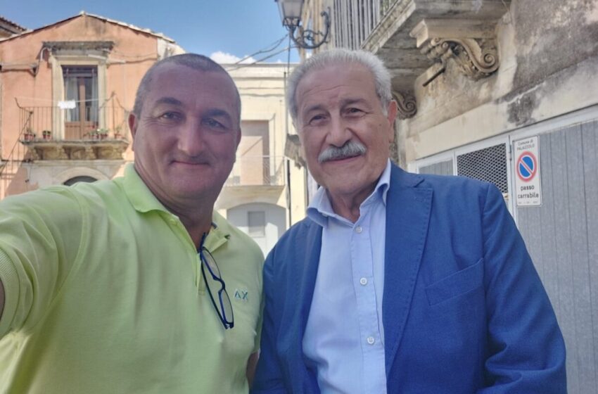  Un nuovo defibrillatore in piazza Duomo, l’inaugurazione nel ricordo di Angelo Giudice