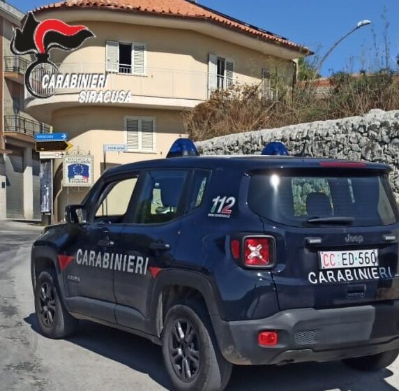 Palazzolo. Girava per la villa comunale con coltello e forbici acuminate, 18enne bloccato