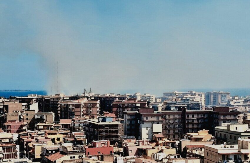  Incendio nella zona alta di Siracusa, bruciano sterpaglie e il fumo invade la città. Il sospetto del dolo