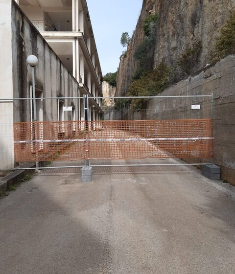  Cimitero: “Viale sbarrato da mesi e sottratto all’affetto dei cittadini: indecoroso”