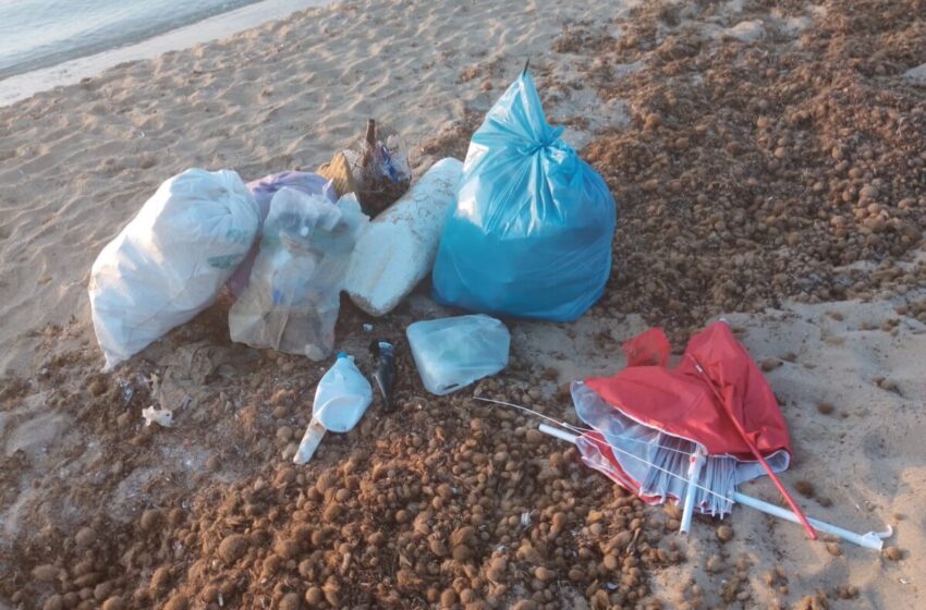  Va al mare, la spiaggia come una discarica: “Ho rinunciato al bagno e mi sono messo a pulire”