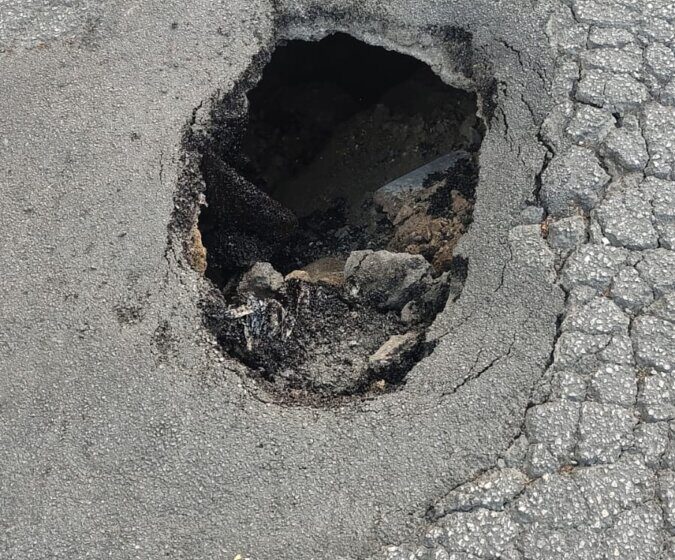  Viale Teocrito, si apre l’asfalto e “inghiotte” la ruota di un’auto in transito