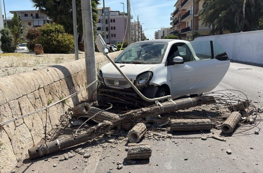 Paura in via Lentini, crolla un palo dell’illuminazione e colpisce un’auto in transito