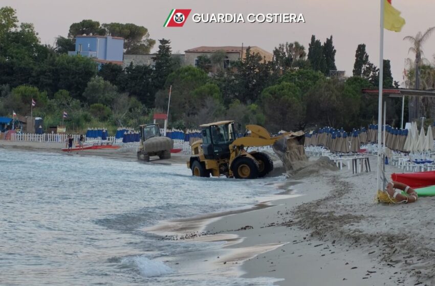  Fontane Bianche, ruspa in azione sulla spiaggia senza autorizzazione: interviene la Guardia Costiera