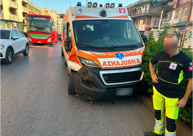  Ambulanza contro lo spartitraffico, incidente in viale Teracati: traffico a rilento