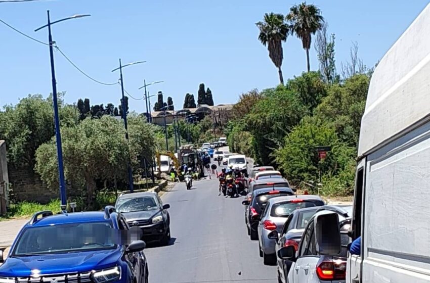  Lavori urgenti su via Elorina, senso unico alternato nei pressi delle due colonne: lunghe file e caos