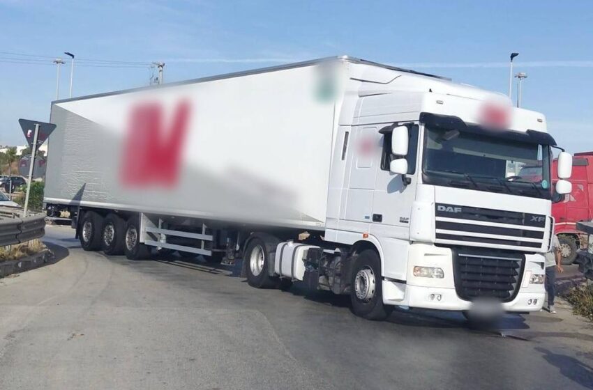  Tir si blocca in rotatoria, traffico paralizzato per ore tra contrada Spalla e Targia