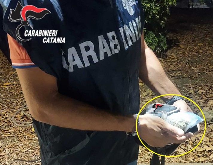  Catania, nascondeva la droga sul tetto del chiosco, arrestato 31enne