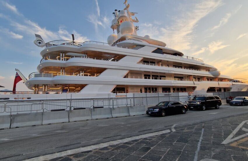  L’ambasciatore Usa Fertitta torna a Siracusa con il suo mega-yacht della “coastal diplomacy”