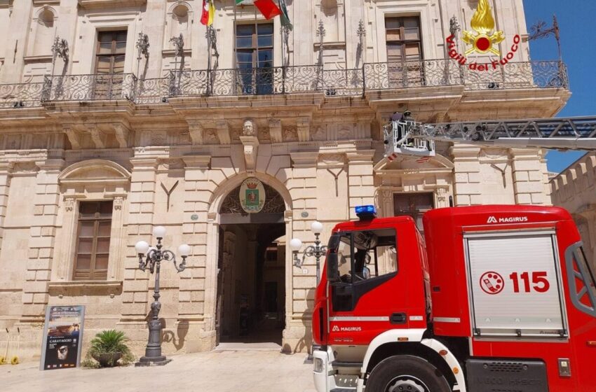  Distacco di elementi lapidei da Palazzo Vermexio, intervento dei Vigili del fuoco