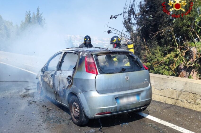  Auto in fiamme a Melilli, apprensione in via mons. Giardina