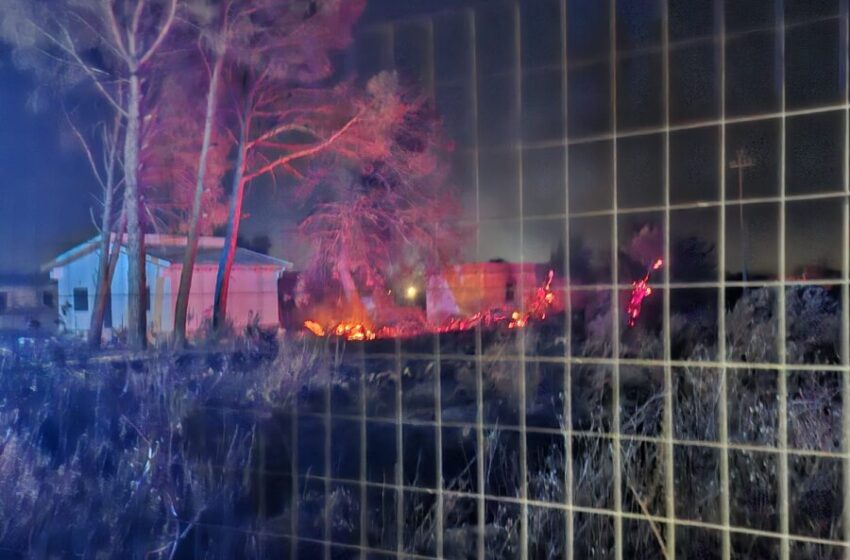  Incendio a Tivoli, la lunga notte dei soccorritori. Case senza luce e acqua in contrada Benali