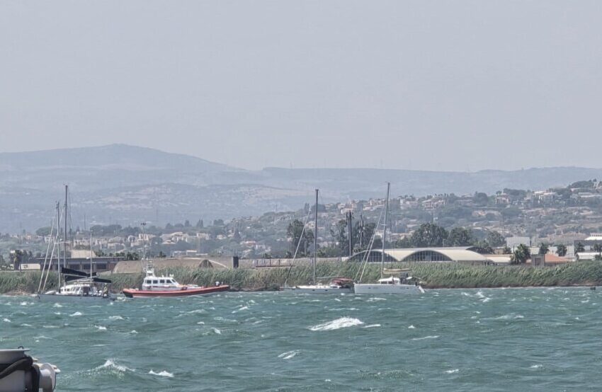  Catamarano alla deriva nel porto, intervento della Guardia Costiera
