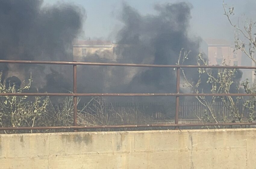  Violento incendio tra via Antonello da Messina e via Bulgaria, residenti in fuga