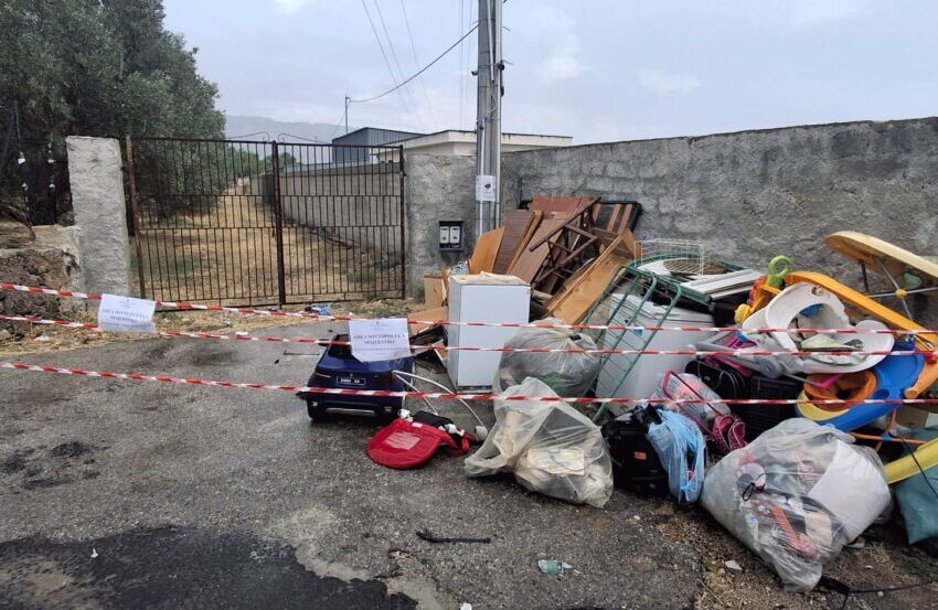  Solarino. Rifiuti davanti al Ccr, due denunciati e un autocarro sequestrato