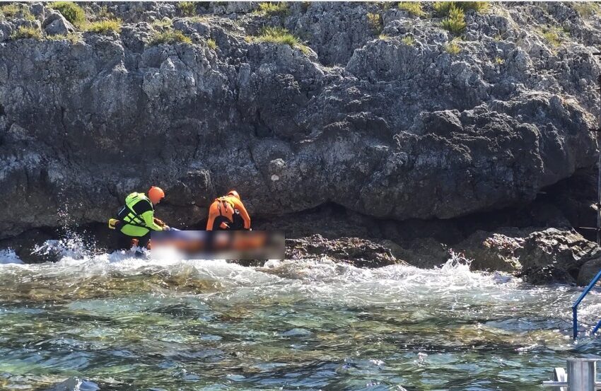  Siracusa. Tragedia al solarium di viale Tunisi: uomo trovato morto sugli scogli