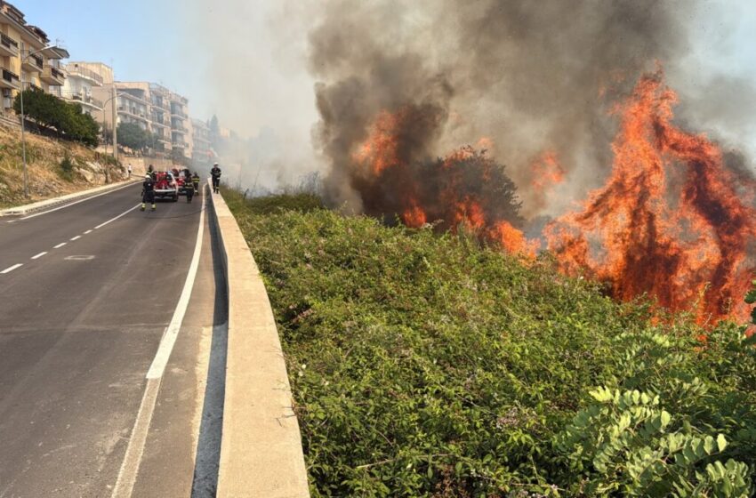  Vasto incendio a Melilli, le fiamme hanno raggiunto l’area limitrofa alla sede universitaria