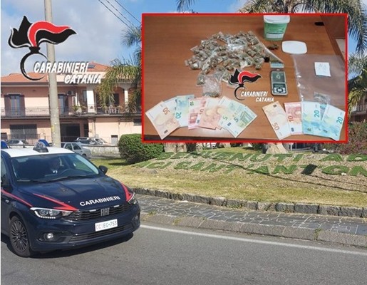  Aci Sant’Antonio (CT), spacciava in casa: arrestato un 19enne