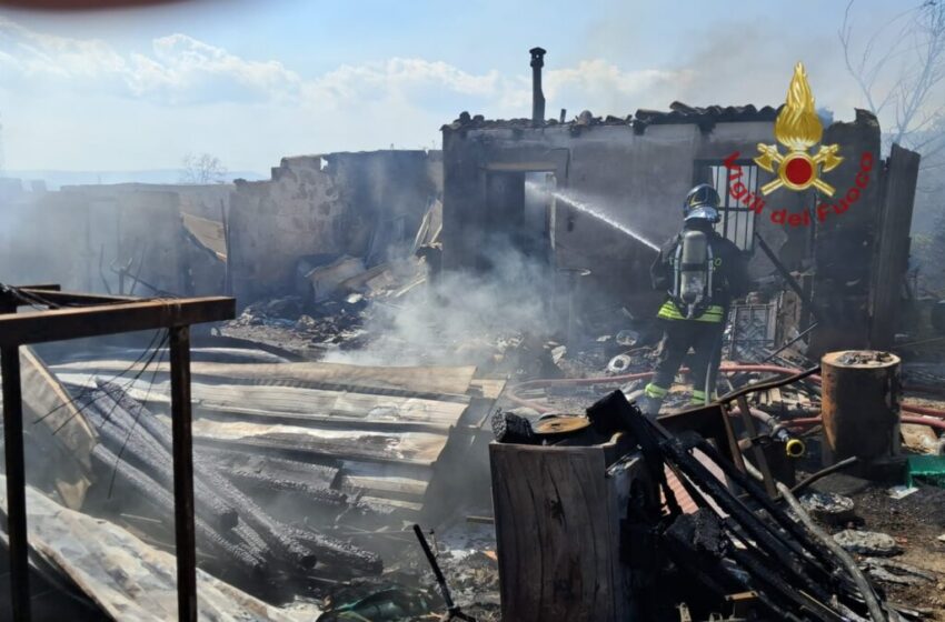  Incendio a Carancino, a fuoco casolari abbandonati: esplodono due bombole di gas