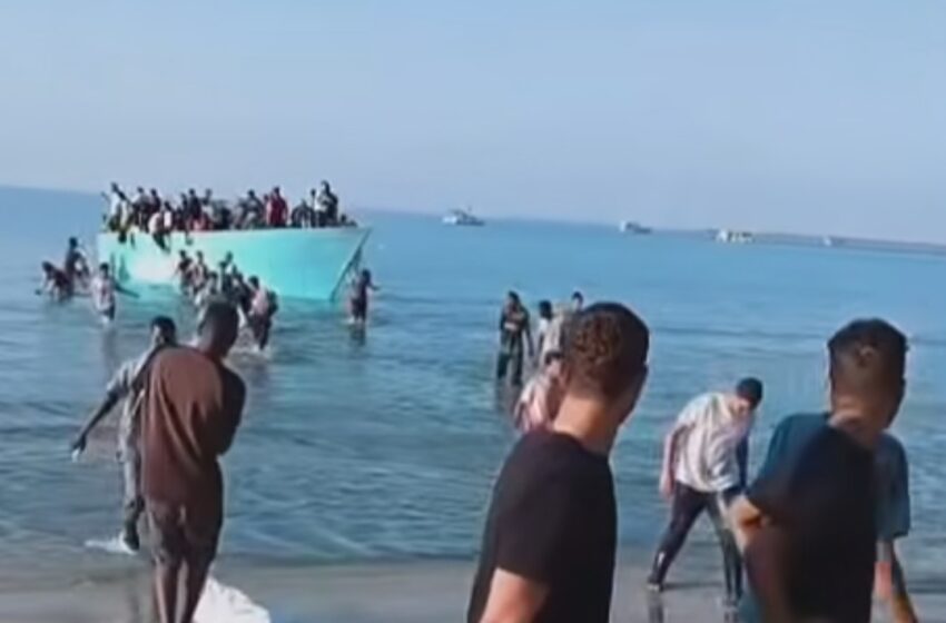  Migranti, col barcone in 80 arrivano sulla spiaggia di Portopalo
