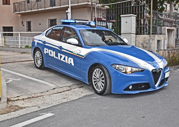  Ispettore di Polizia libero dal servizio, blocca ladro trovato con un tirapugni in acciaio
