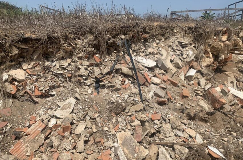  Rifiuti interrati riaffiorano sulla costa di Portopalo, denunciati due titolari di aziende agricole