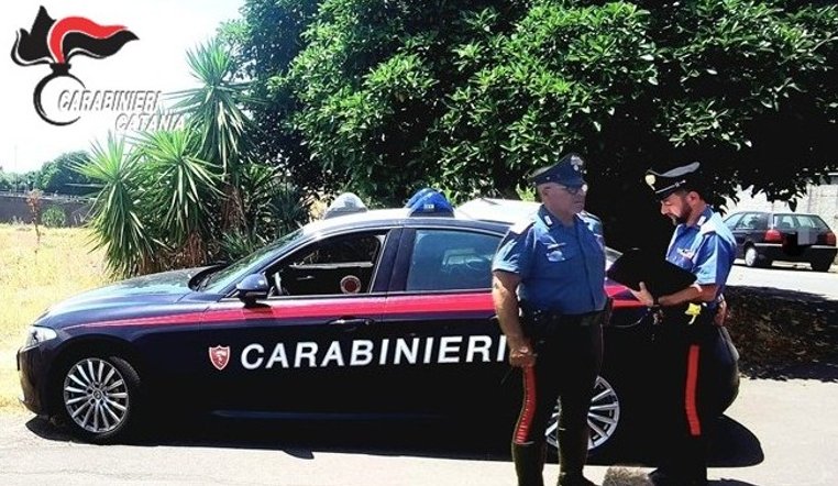  Santa Maria di Licodia (CT), fugge alla vista dei Carabinieri lanciando busta con marijuana