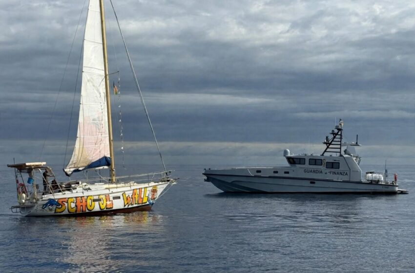  Augusta, barche a vela della Flottila ostacolano mercantile con armi per Sigonella