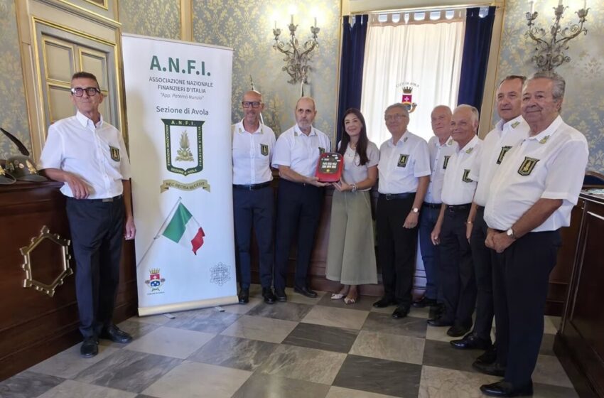  Nuovo defibrillatore ad Avola: donazione dell’associazione dei finanzieri