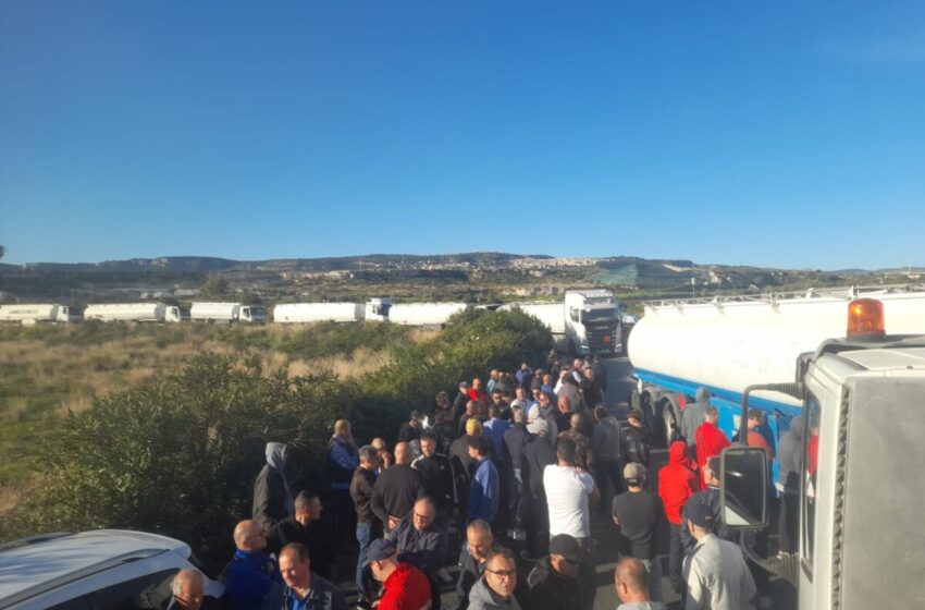  Siracusa, trattori e autobotti in presidio nella zona industriale: la protesta continua fino a domani