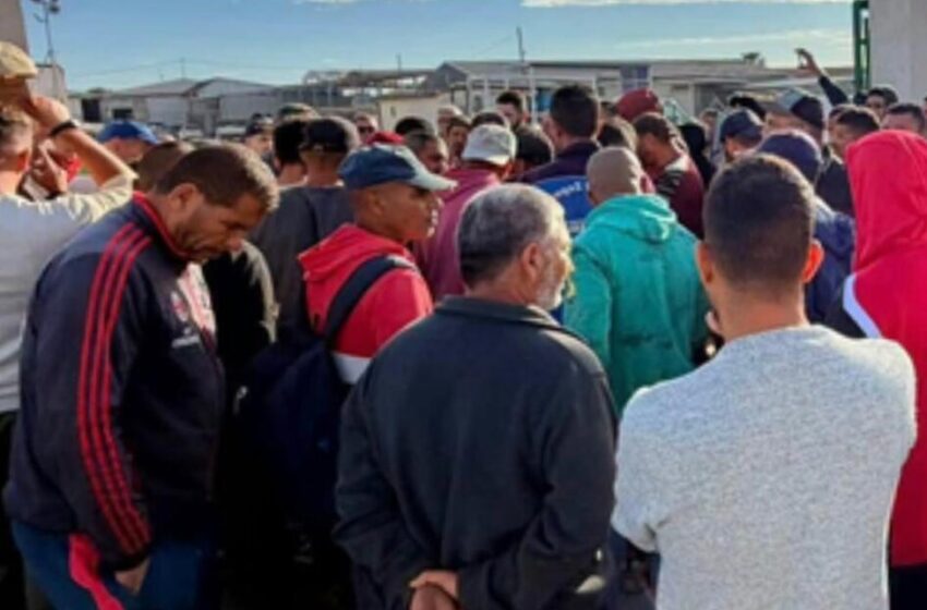  Pachino, sciopero flash di 200 lavoratori migranti: sit-in per chiedere l’aumento del salario