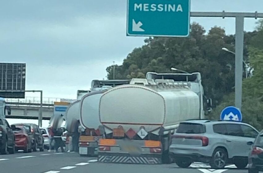  Si ferma la protesta dei tir in Sicilia, revocati i presidi: tornano a circolare le merci
